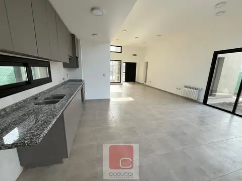 Casa en Venta con 4 cocheras