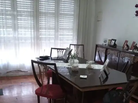 Chalet a mts de Av. Villegas