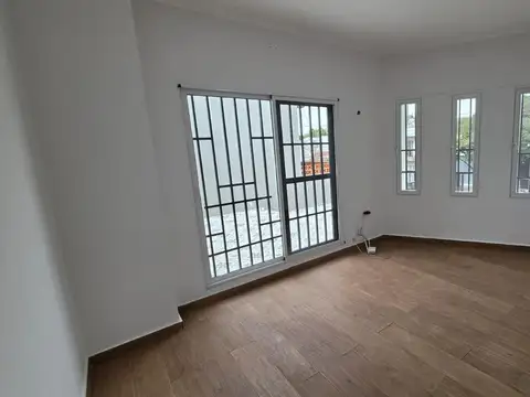 Casa 6 ambientes con 2 baños