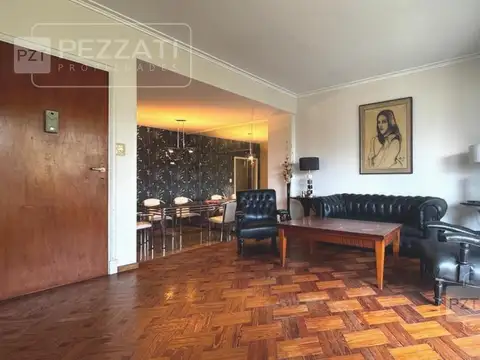 Piso ubicado sobre Plaza Mitre. Al frente. Vista a la Plaza. 3 ambientes. Lavadero separado.
