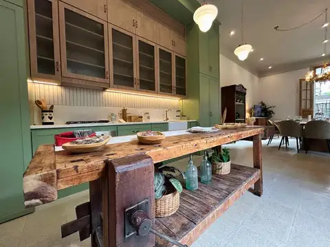 Casa en  venta Pichincha 3 dormitorios patio y pileta. Reciclada