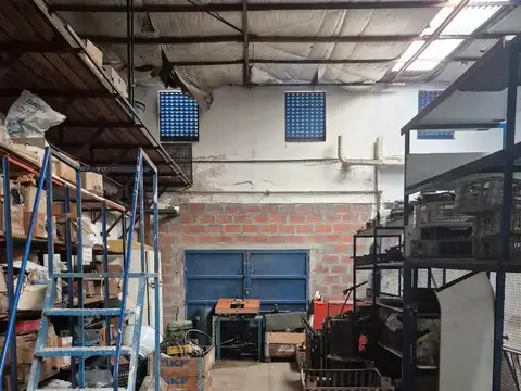 CASA CON GALPON Y LOCAL SOBRE AVENIDA