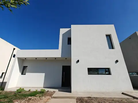 Casa en venta en Pilar del Este Santa Lucia