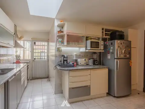 Casa 10 ambientes con 2 baños
