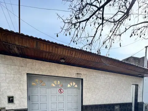 EXCELENTE CASA MULTIFAMILIAR CON 2 DEPTOS.DE 3 AMB. C/U,C/TERRAZA, GARAGE, PATIO, QUINCHO Y PARRILLA