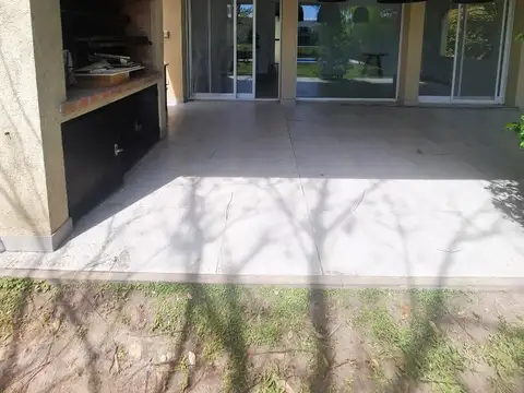 Casa en Alquiler con 3 cocheras