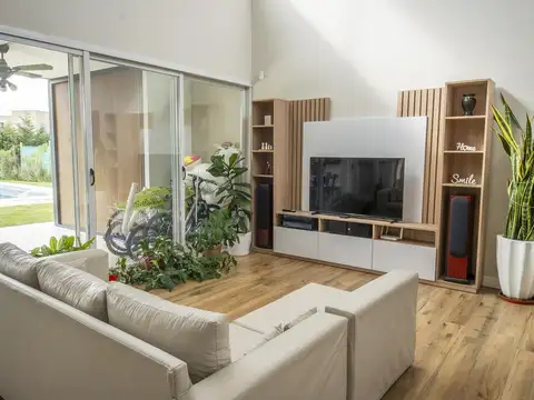 Casa 4 ambientes con 2 baños