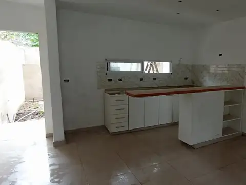 Casa 4 ambientes con 2 baños