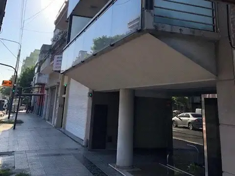 EXCELENTE MONOAMBIENTE LATERAL CON BALCON, COCINA SEPARADA, 2 PLACARDS, AIRE ACONDIC. SUM C/PARRILLA