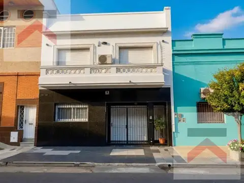 Casa de dos plantas estilo francés con cochera, patio y terraza en Avellaneda, Pba.