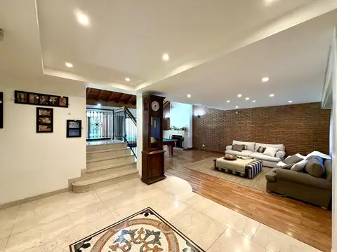 Casa en Venta con 3 cocheras