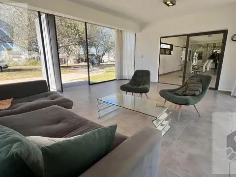 Casa 6 ambientes con 3 baños