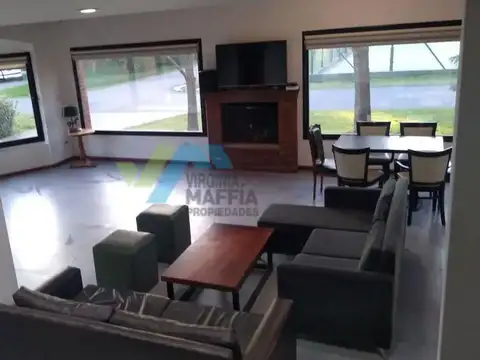 Casa 7 ambientes con 5 baños