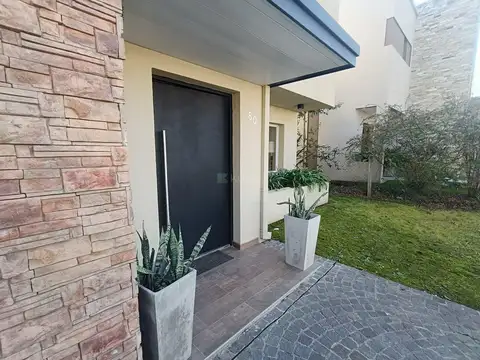 CASA EN VENTA- LAS ORQUIDEAS, PILAR! Divina!!