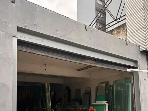 Galpón/ depósito industrial de excelentes medidas sobre la Avenida Juan B Justo