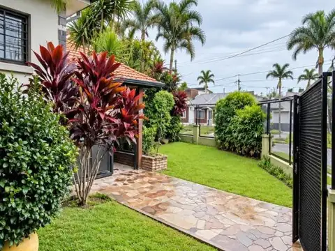 Casa en Venta con 3 cocheras