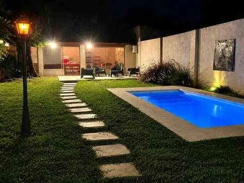 VENTA DE CASA 5 AMBIENTES C/COCHERA, PARQUE, PISCINA Y QUINCHO EN BANFIELD OESTE, LOMAS DE ZAMO...