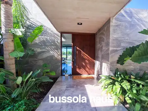 Casa en Venta con 3 cocheras