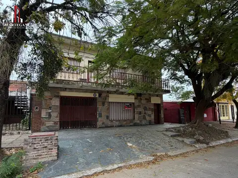 Casa 6 ambientes con 2 baños