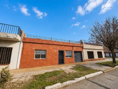CASA EN LOTE PROPIO  DE 4 AMB CON 2 COCHERAS