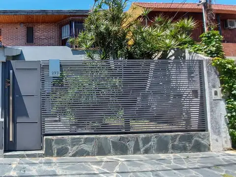 Casa de 5 ambientes con Fondo Libre y Parrilla - Villa Dominico