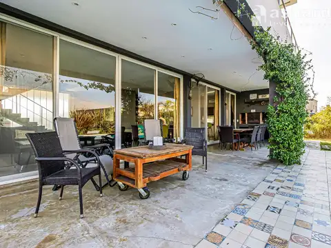 EXCELENTE CASA DE 4 DORMITORIOS, SUITE, PILETA, ESCRITORIO, EN UN LOTE DE 919 M²