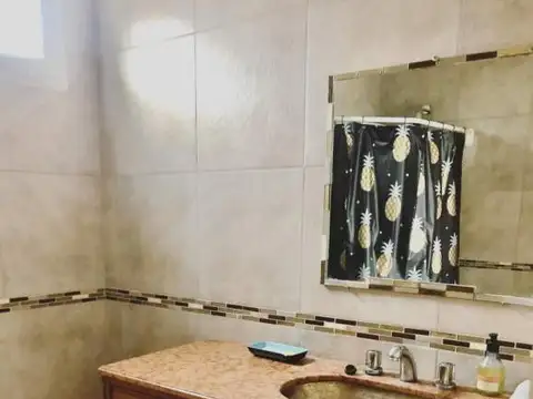 Casa 7 ambientes con 2 baños