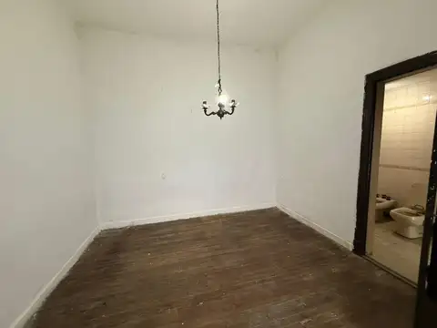 Casa 7 ambientes con 1 baño