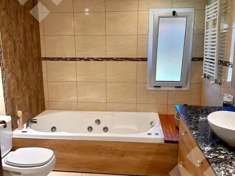 Casa 4 ambientes con 2 baños
