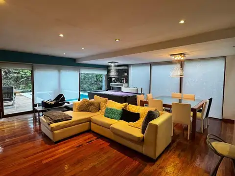 Casa 8 ambientes con 5 baños