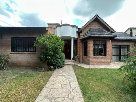VENTA CASA QUINTA 5 AMBIENTES CON PILETA INCREIBLE
