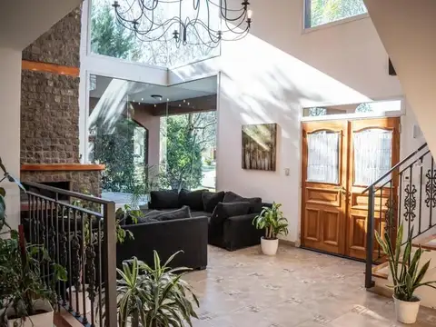 Casa en Venta con 2 cocheras