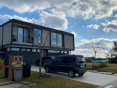 Casa en Venta con 4 cocheras