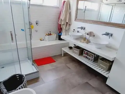 Casa en Venta con 6 cocheras
