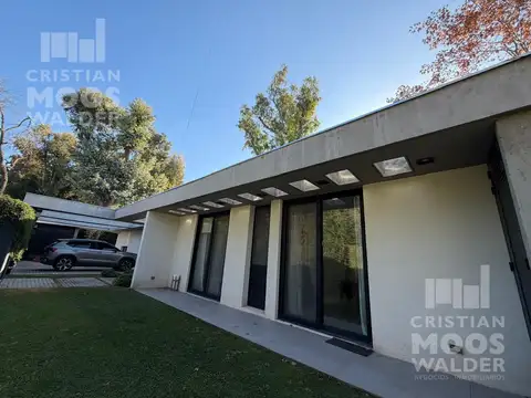 Casa en Alquiler con 3 cocheras