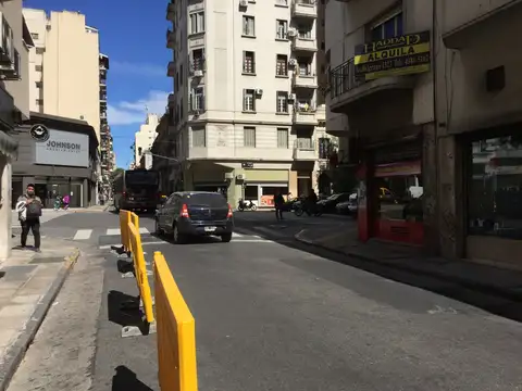 AMPLIO LOCAL CON VIVIENDA  -  A METROS AV BELGRANO -  ADAPTABLE A CUALQUIER RUBRO