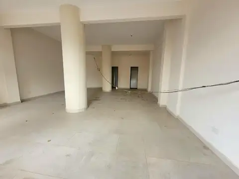 LOCAL EN SAN MARTIN CENTRO ALTURA 3,5M, 2 BAÑOS A M PEATONAL