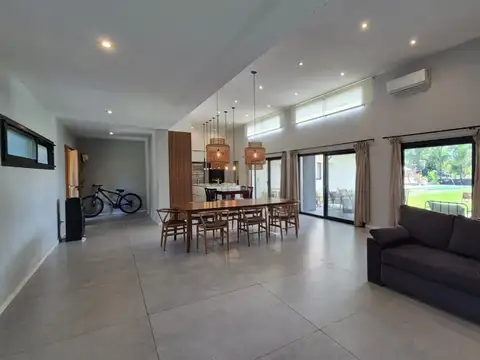Casa 6 ambientes con 4 baños