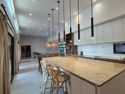 Casa en Alquiler con 2 cocheras