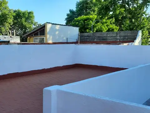 Muy buen tipo casa de 4 ambientes  con patio y terraza.  no aceptan perros