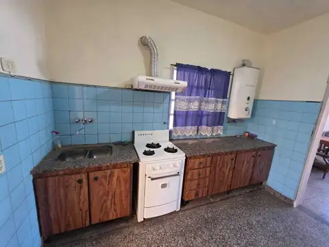 Casa dividida - 4 habitaciones - Jardín y cochera en Venta en Haedo, Morón, G.B.A. Zona Oeste