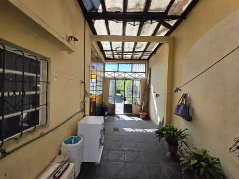 Casa 5 ambientes con 2 baños