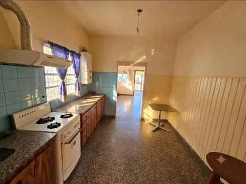 Casa dividida - 4 habitaciones - Jardín y cochera en Venta en Haedo, Morón, G.B.A. Zona Oeste