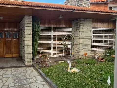 VENTA CASA CON GARAGE BERNAL