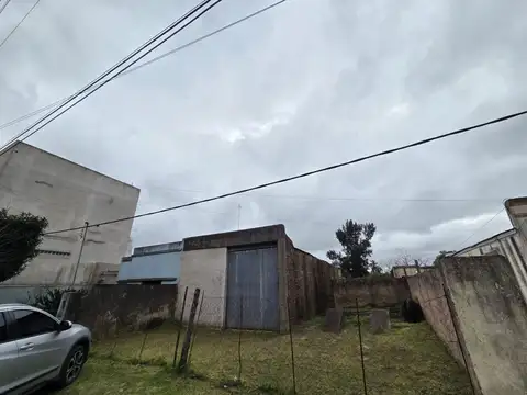 Lote de 600 m2 con galpon a reciclar.