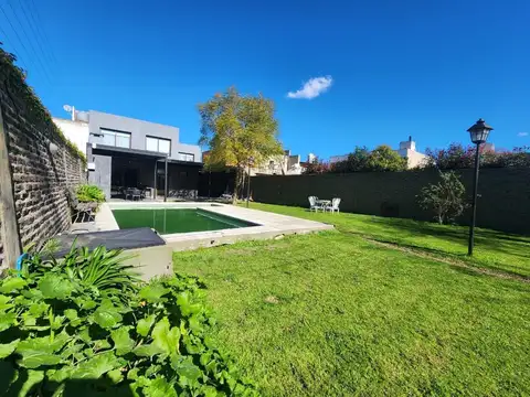 Casa de 5 ambientes con cochera doble.Permuta