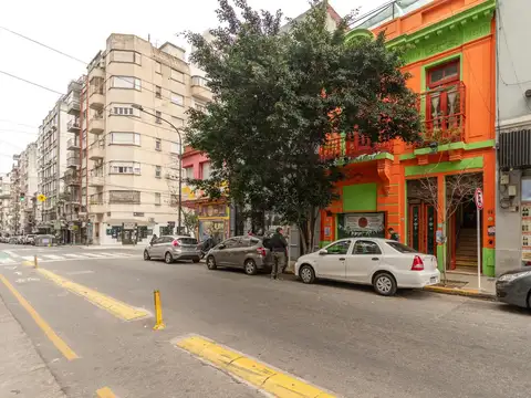 Gran inmueble comercial en alquiler ubicado en Balvanera sobre calle súper transitada.