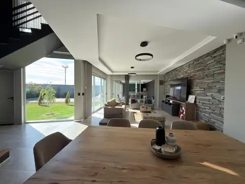 Casa en Venta con 2 cocheras