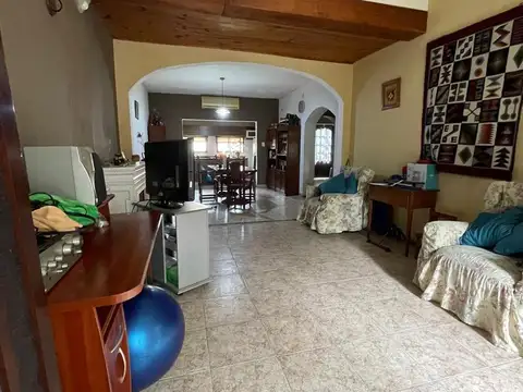 Casa 9 ambientes con 2 baños