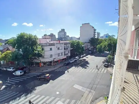 EXCELENTE DEPTO AL FRENTE-BALCÓN CORRIDO-LAVADERO